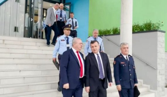 Ministri i Brendshëm nën ethet e ndeshjes Shqipëri-Çeki ju drejtohet tifozëve Kuq e Zi: Mos ndizni flakadanë, rrezikojmë ndeshje pa tifozë