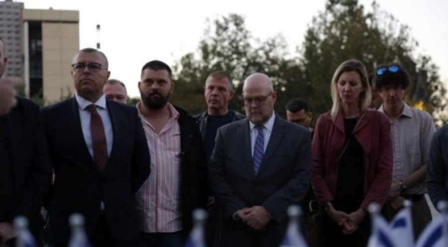 Hovenier merr pjesë në ndezjen e qirinjve në Prishtinë për viktimat civile izraelite