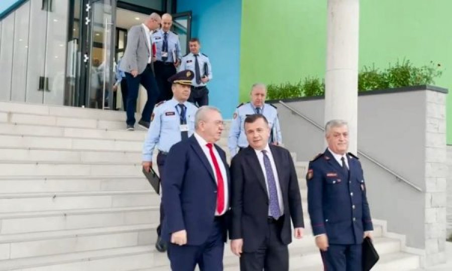 Ministri i Brendshëm nën ethet e ndeshjes Shqipëri-Çeki ju drejtohet tifozëve Kuq e Zi: Mos ndizni flakadanë, rrezikojmë ndeshje pa tifozë