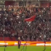 Shikoni momentin kur i tërë publiku në 'Air Albania' ngritet në këmbë derisa Shkurte Fejza interpreton 'Mora fjalë'