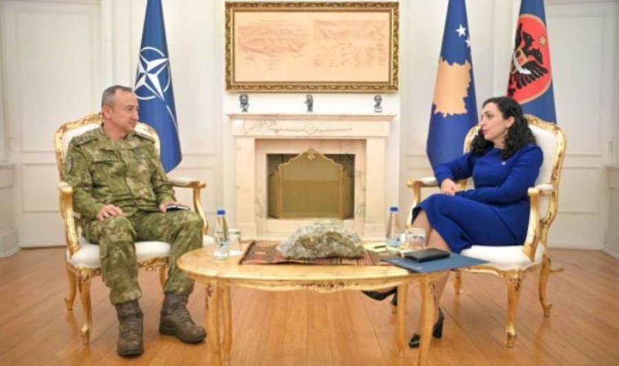 Osmani mirëpret në takim  komandantin e ri të KFOR-it Özkan Ulutaş