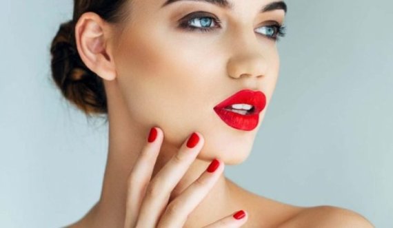 Si ta aplikoni buzëkuqin e kuq si një profesioniste?