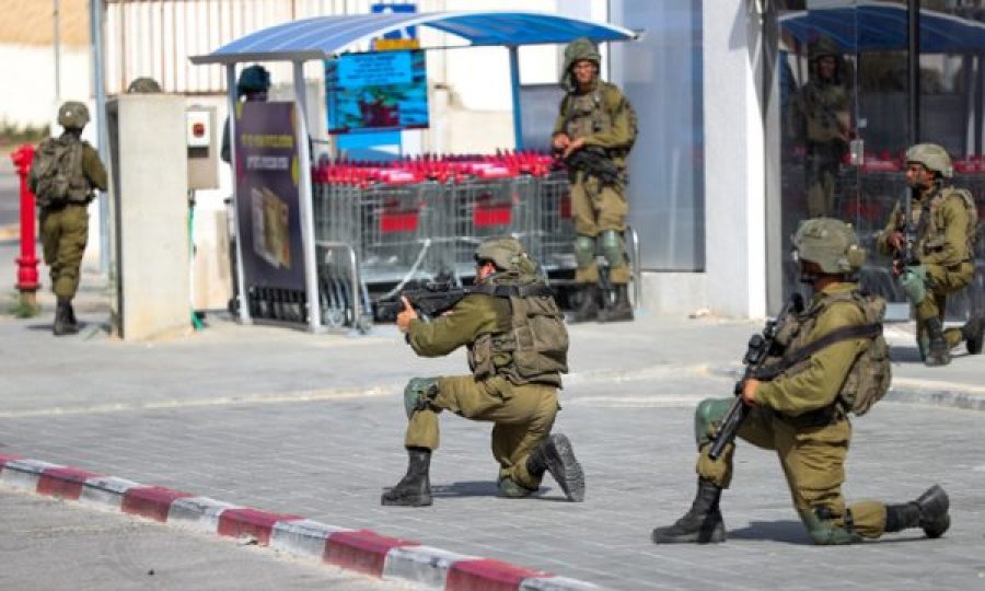 Forcat izraelite thonë se kanë vrarë komandantin e Hamasit që udhëhoqi sulmin në jug të Izraelit