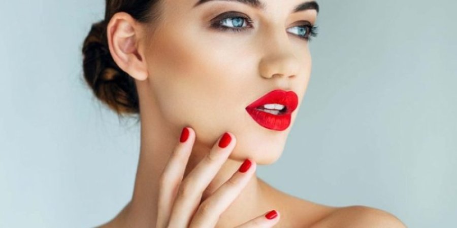 Si ta aplikoni buzëkuqin e kuq si një profesioniste?