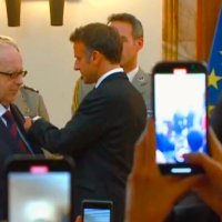 Macron dekoron Ismail Kadarenë me gradën 'Oficeri i Madh i Legjionit të Nderit'