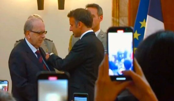 Macron dekoron Ismail Kadarenë me gradën 'Oficeri i Madh i Legjionit të Nderit'