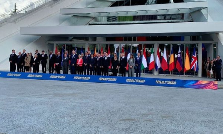Kryeministrja serbe e bojkoton fotografinë e përbashkët në Tiranë për shkak të falmurit të Kosovës