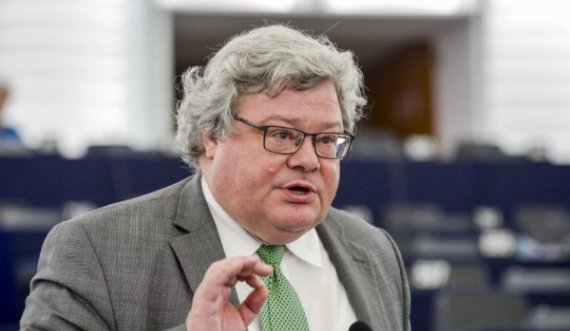 Deputeti gjerman: Serbia po i tregon BE-së gishtin e mesit