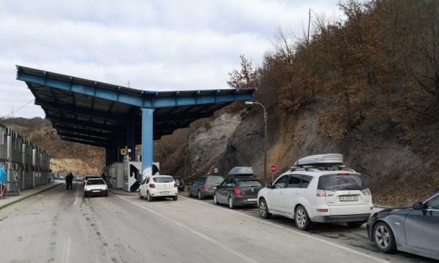 QKMK: Në pikëkalimin kufitar me Serbinë në Jarinje kamionët me mallra janë bllokuar
