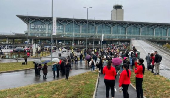 Pas dyshimeve për bombë aeroporti ende i evakuuar