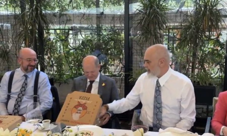 Edi Rama zbulon pamje nga dreka e Samitit, këta persona i befasoi me pakot e pizzave- por aty kishte diçka tjetër