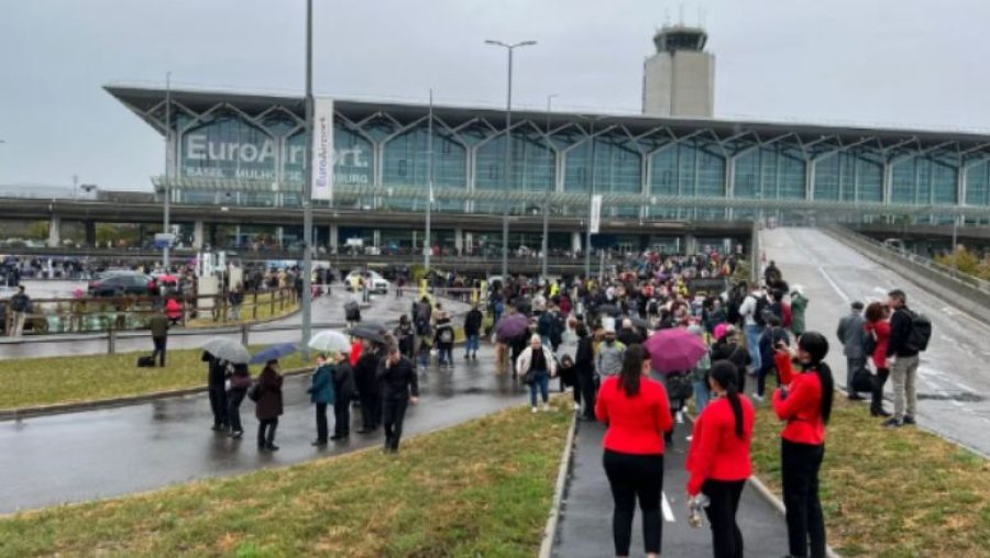 Pas dyshimeve për bombë aeroporti ende i evakuuar