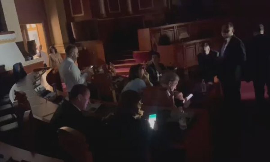 Mes territ e kaosit, deputetët e PD ‘ngujohen’ në Kuvend me këngën e Adem Jasharit