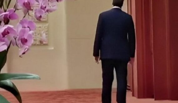 Vuçiq endej nëpër një korridor të zbrazët në samitin në Pekin, videoja bëhet hiq e komentet për veprimet e tij janë thjesht epike