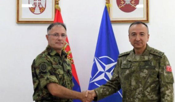 Komandanti i KFOR’it vizitë zyrtare në Beograd