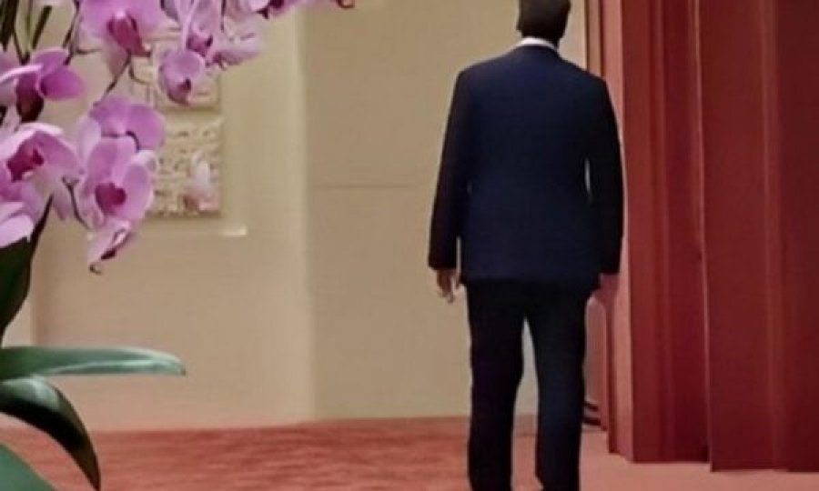 Vuçiq endej nëpër një korridor të zbrazët në samitin në Pekin, videoja bëhet hiq e komentet për veprimet e tij janë thjesht epike