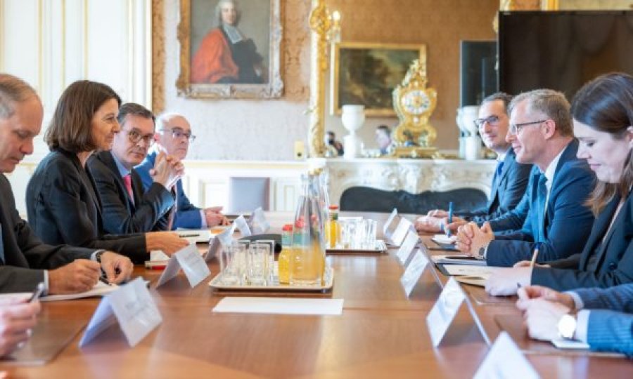 Kritikat e Macron që “s’po mbahet fjala”, Bislimi në Paris: Kosova palë konstruktive