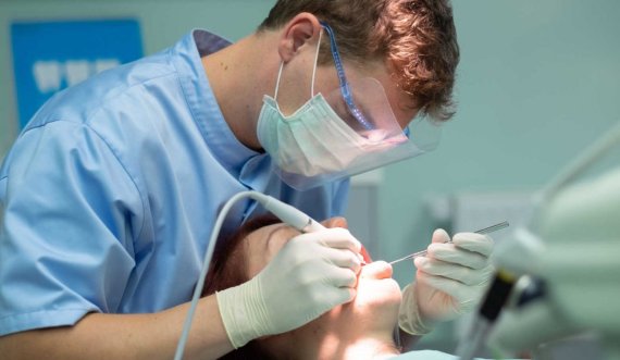 Pastrimi profesional i dhëmbëve mund të jetë armë kundër sulmit në zemër