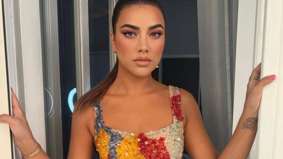 Sara publikon një fotografi interesante në ashensor