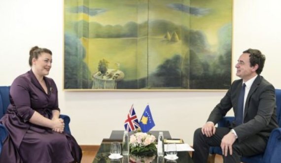 Kurti takohet me deputeten britanike Kearns: Vendimtar ndëshkimi ndaj Serbisë