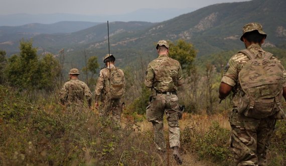 KFOR’i publikon pamje të ushtarëve britanikë duke patrulluar përgjatë kufirit Kosovë -Serbi