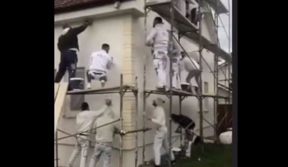 Shikoni si punëtorët 'kallaballëk' arrijnë ta ndërtojnë shtëpinë në afat rekord