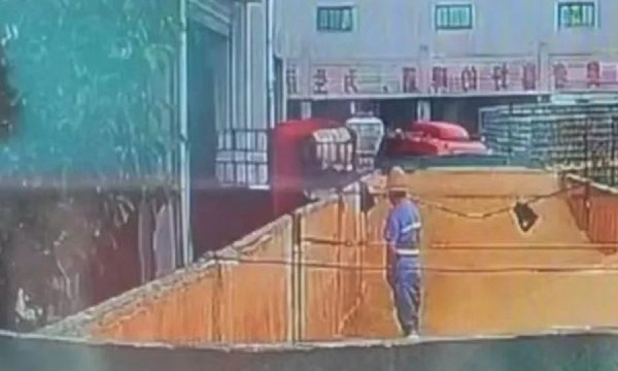 Një punëtor kinez është kapur duke urinuar në rezervuar të birrës së njohur