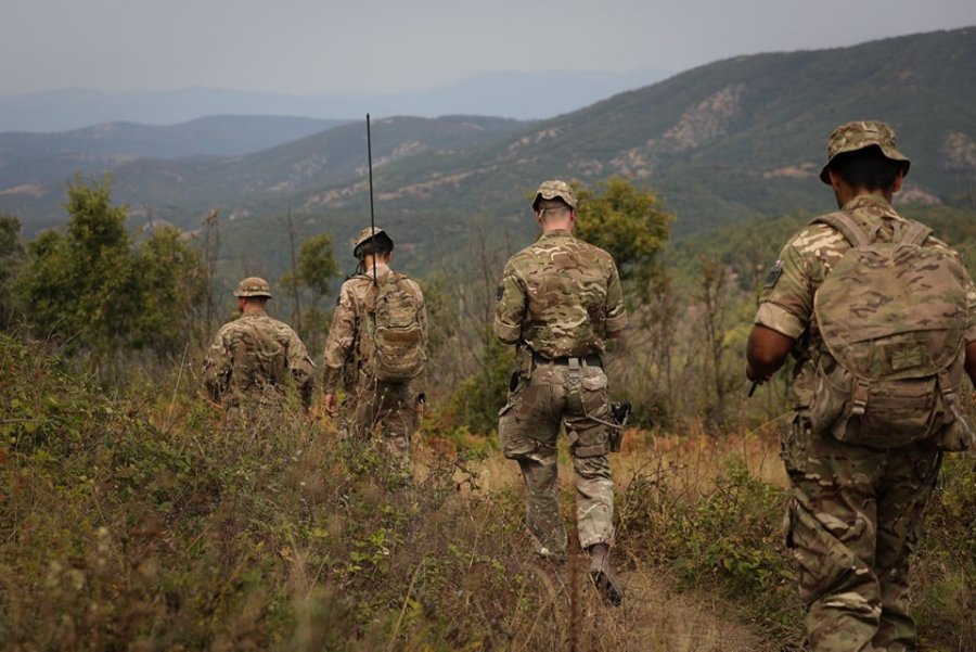 KFOR’i publikon pamje të ushtarëve britanikë duke patrulluar përgjatë kufirit Kosovë -Serbi