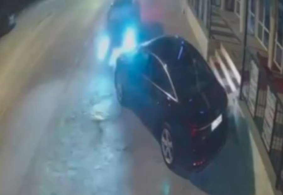 Aksident i tmerrshëm, vetura 'merr me vete' veturën e parkuar