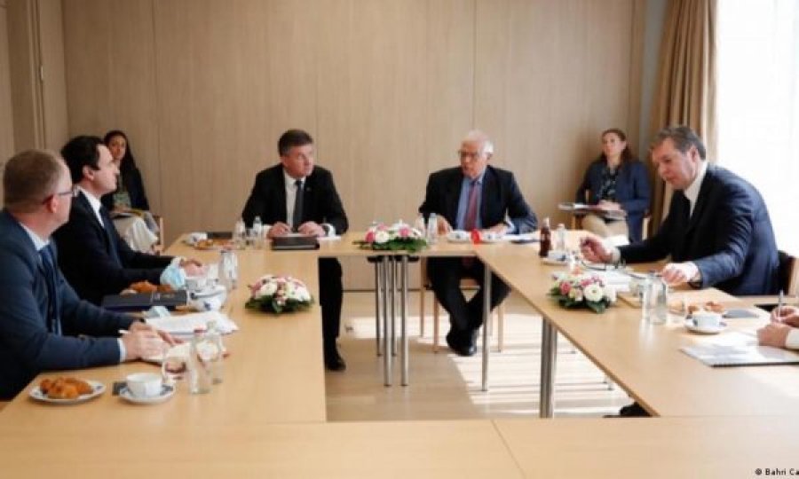 Ana e pa dukshme e agjendës diplomatike në dialog dhe koalicioni kundër luftës, kërkesat e diplomatëve evropianoamerikan nga liderët e Kosovës dhe Serbisë 