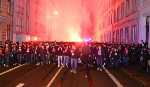 Huliganët serbë në Gjermani dëmtojnë prona dhe vjedhin pije alkoolike