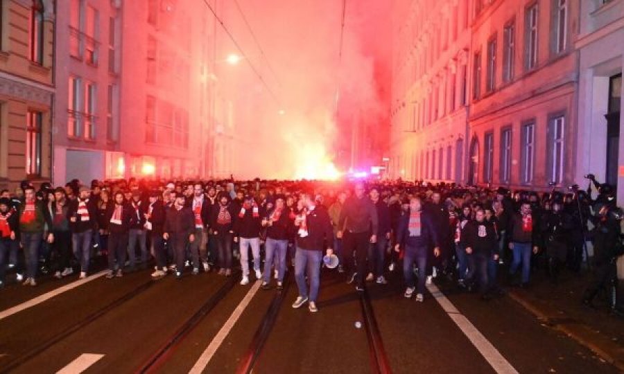 Huliganët serbë në Gjermani dëmtojnë prona dhe vjedhin pije alkoolike