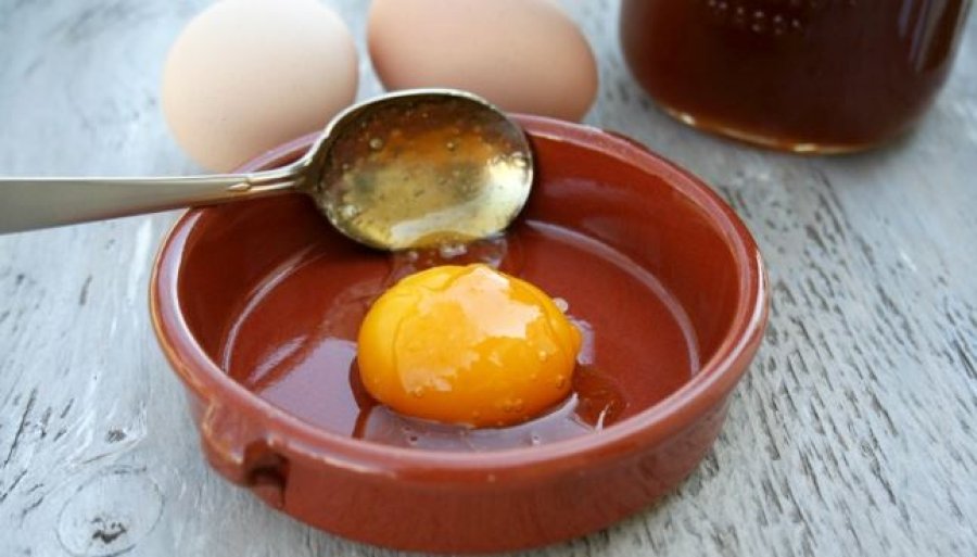A e dini sa gramë proteinë përmban një vezë?