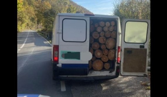 Policia e Kosovës ndalon një furgon në Brod, po transportonte drunj ilegalisht nga malet e Shtërpcës