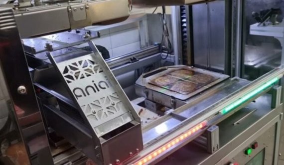 Njihuni me robotin që mund të gatuajë tetë hamburgerë në më pak se një minutë
