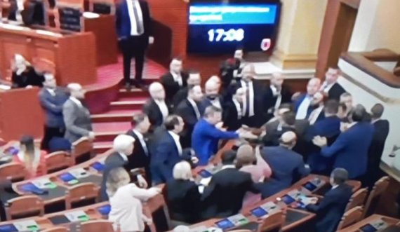 Kuvendi i Shqipërisë kthehet në 'arenë boksi'