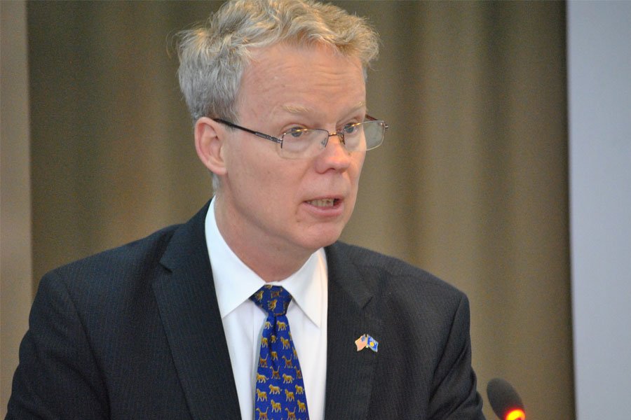 Ish-ambasadori amerikan: BE-ja duhet të ndalojë me të vërtetë së përkdheluri Vuçiqin