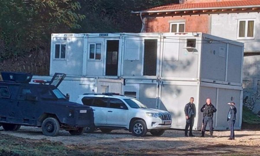 Disa serbë mblidhen para stacionit të policisë në Zubin Potok, po kundërshtojnë vendosjen e policisë aty