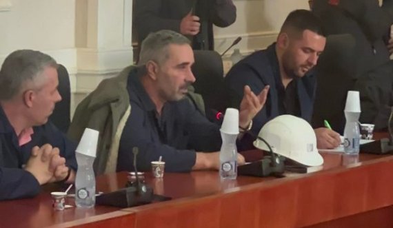 Minatori përlotet para deputetëve: Hajdeni shpëtoni minatorët