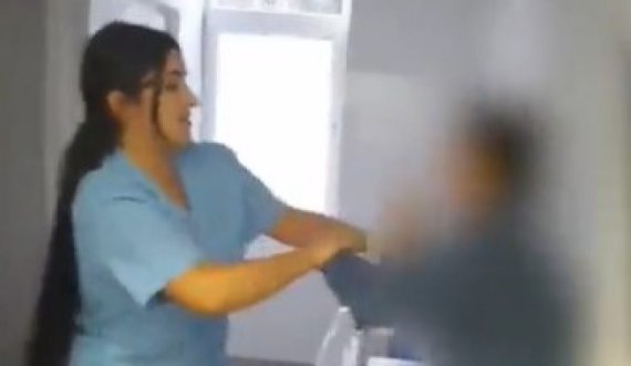 Seanca ndaj tri infermiereve që dyshohet se keqtrajtuan të moshuarën në Pejë, Aurona Pelaj arrin në Gjykatë