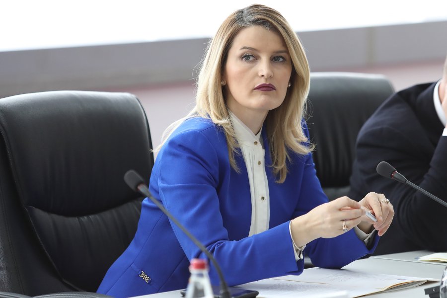 A veproi Dhurata Hoxha sipas kompetencave si ministre?
