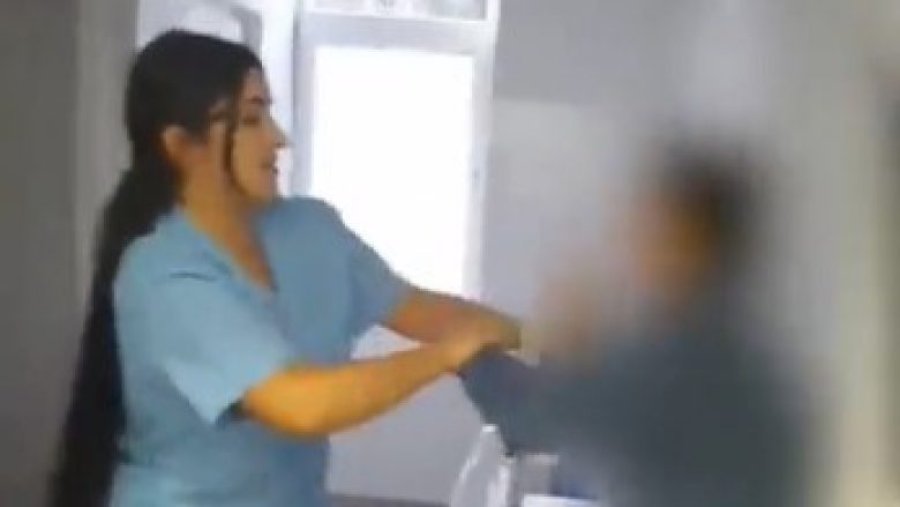 Seanca ndaj tri infermiereve që dyshohet se keqtrajtuan të moshuarën në Pejë, Aurona Pelaj arrin në Gjykatë