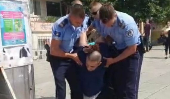 Video nga momenti kur arrestohet njëri nga të dyshuarit për grabitje të bankës në Prishtinë