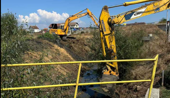 Në këto vende të Vushtrrisë bëhet zgjerimi i lumenjve për të shmangur mundësinë e vërshimeve