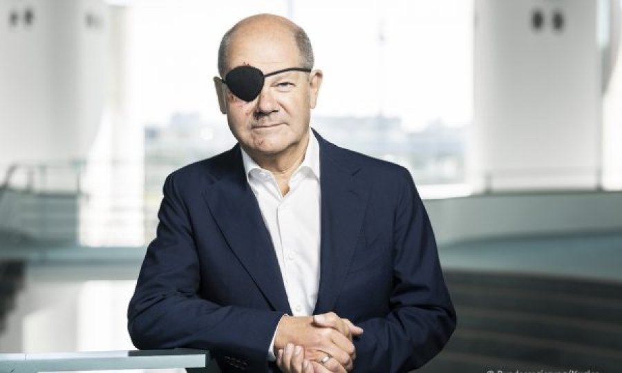 U rrëzua duke vrapuar, Kancelari gjerman nxjerr fotografinë dhe tallet pak me dukjen e re: Po i pres memet