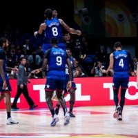 Ish-basketbollisti i NBA-së bëhet futbollisti më i gjatë në histori