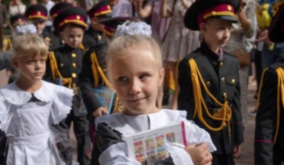 Fëmijët ukrainas rikthehen në shkolla