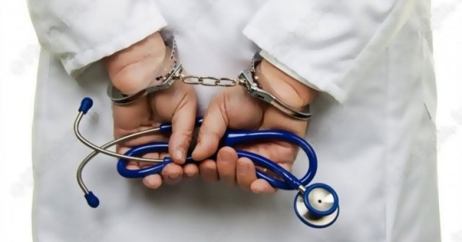 Arrestimi i mjekut nën dyshimin “marrje të ryshfetit” në QKUK, policia tregon detaje