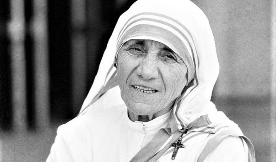 Kjo është letra e vitit 1989 ku Nënë Tereza kërkon të vizitojë Shqipërinë
