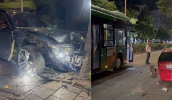 Shoferi bën parakalim të gabuar në Tiranë, përplaset me një makinë të parkuar dhe autobusin